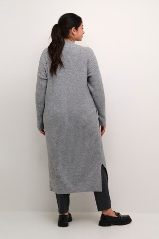 KAFFE CURVE Gebreid vest in Grijs