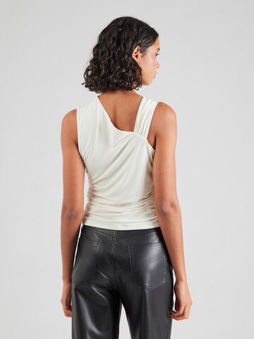 Top de la Abercrombie & Fitch pe alb