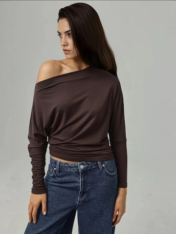 Hiccup Shirt in Brown: front