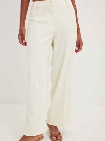 NA-KD Wide leg Pantalon in Beige: voorkant