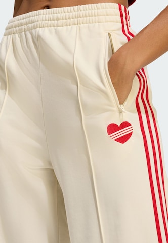 Loosefit Pantalon 'Firebird' ADIDAS ORIGINALS en blanc