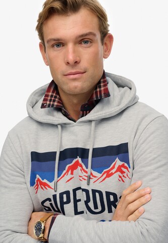 Sweat-shirt 'Mountain' Superdry en gris