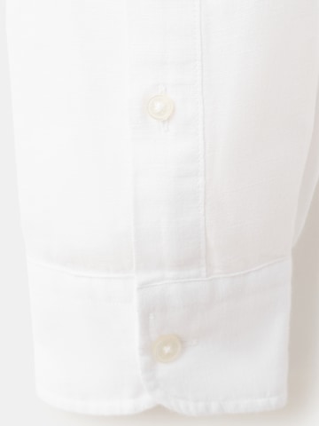 Coupe regular Chemise 'AVISPAF' MANGO MAN en blanc