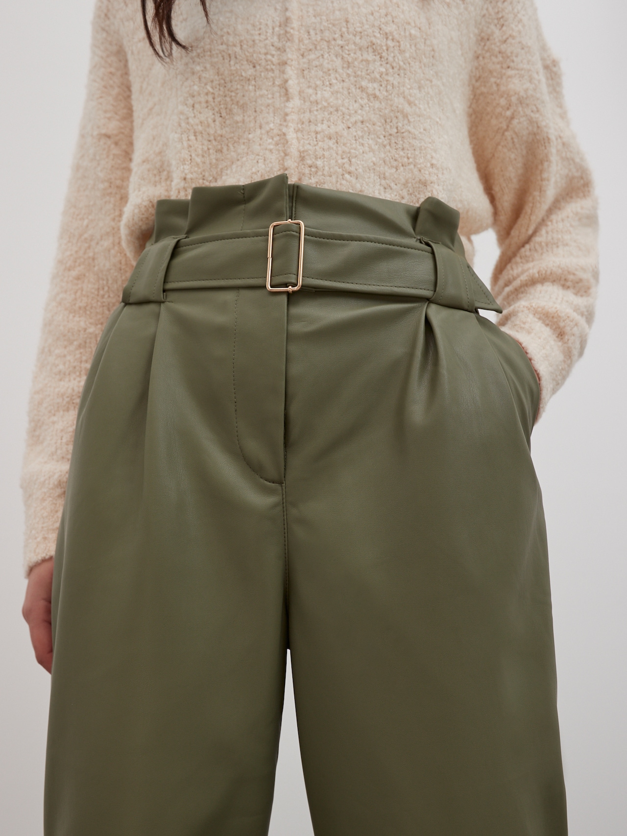 EDITED Pantalon à plis 'Margit' olive