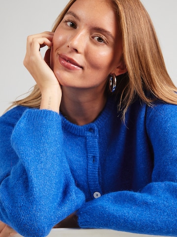 Cardigan Gina Tricot en bleu