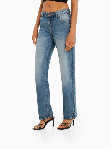 Bershka Regular Jeans in Blue: front