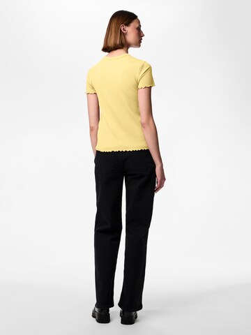 Maglietta 'PCNicca' di PIECES in giallo