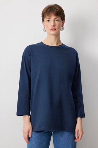 Sweat-shirt Touche Prive en bleu : devant