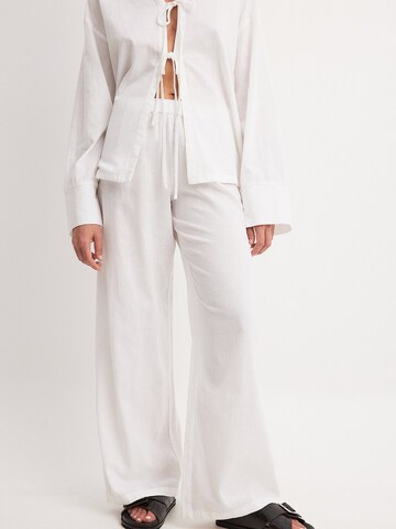 NA-KD Loose fit Pants in White: front