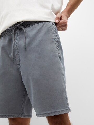 Regular Pantaloni de la Pull&Bear pe gri