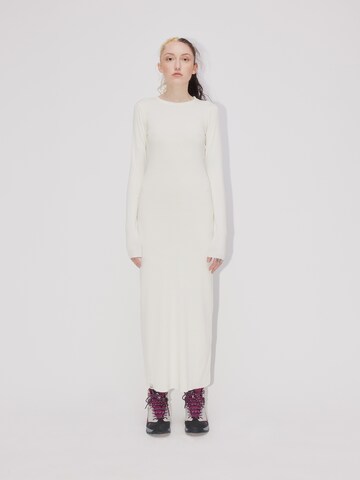 ABOUT YOU REBIRTH STUDIOS Φόρεμα 'Essential' σε λευκό: μπροστά
