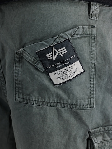 ALPHA INDUSTRIES Loosefit Cargobukser i grå