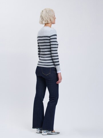 Influencer Pullover in Grau