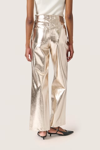 SOAKED IN LUXURY Slimfit Broek 'Danila' in Goud