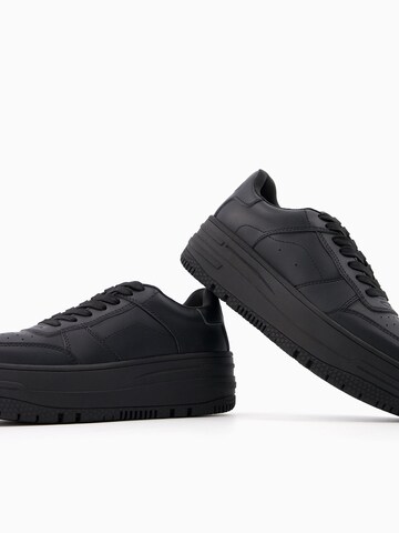 Bershka Sneaker in Schwarz