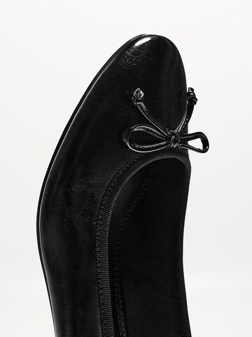 Décolleté di Bershka in nero