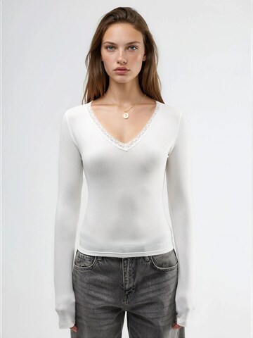 Maglietta di Busem in bianco: frontale