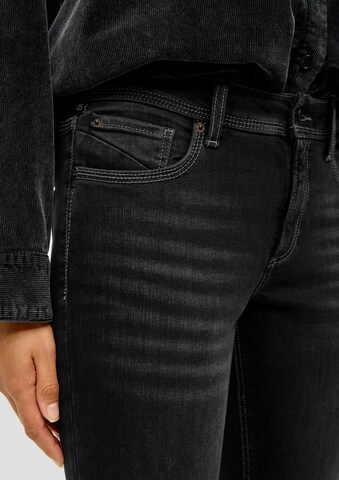 QS Slimfit Jeans i grå