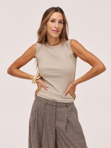T-shirt Kamila Šikl en marron : devant