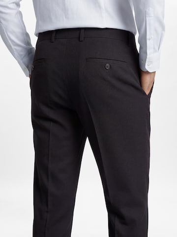 Coupe slim Pantalon à plis Finshley & Harding London en noir
