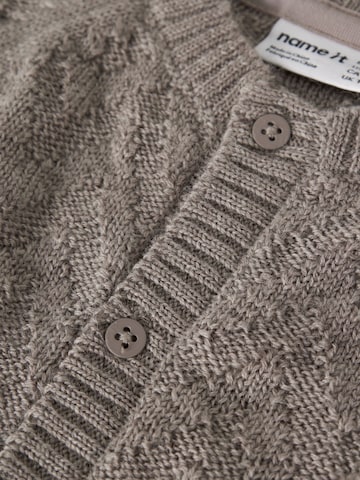 NAME IT - Cárdigan en gris