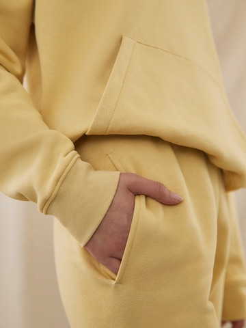 Loosefit Pantaloni 'Dillen' di Kendall for ABOUT YOU in giallo