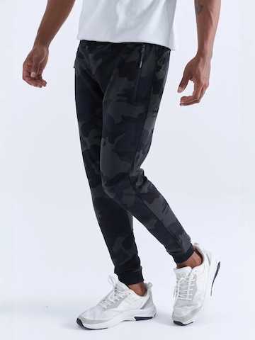 Tommy Life - Calças de desporto 'Jogginghose' em cinzento: frente