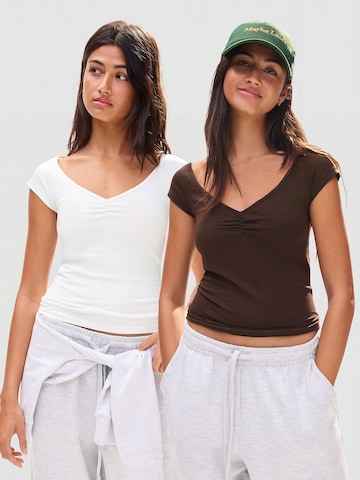 T-shirt Bershka en marron : devant