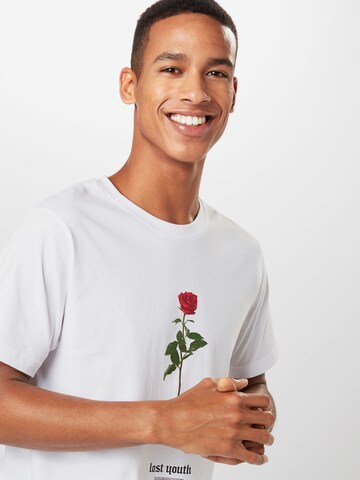T-Shirt 'Lost Youth Rose' Mister Tee en blanc