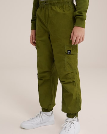 WE Fashion Regular Trousers in Green: front