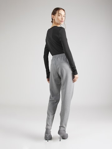 regular Pantaloni con pieghe di QS in grigio