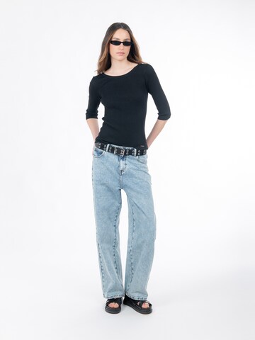 juoda Influencer Megztinis