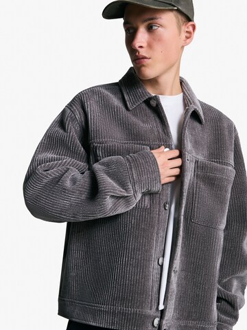 Giacca di mezza stagione di Bershka in grigio