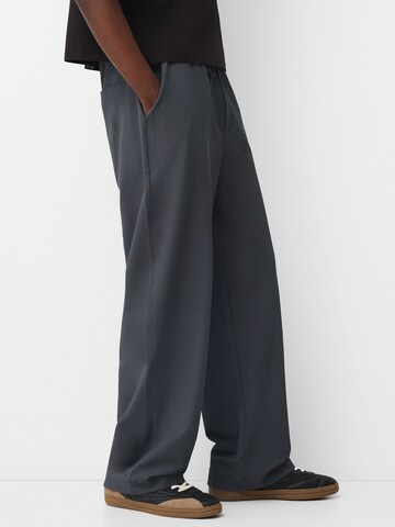Bershka Loose fit Trousers in Grey: front