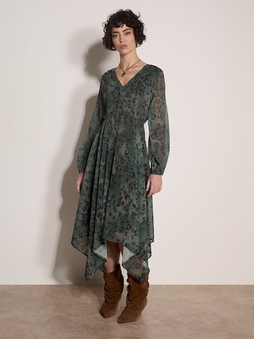 Robe-chemise Apricot en vert : devant