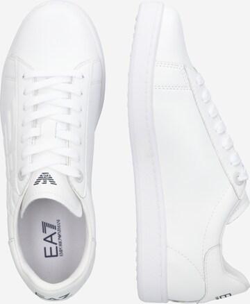 Sneaker bassa di EA7 Emporio Armani in bianco