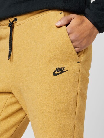 Nike Sportswear - Tapered Calças em amarelo