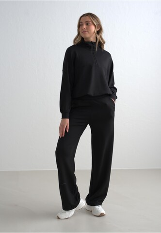 Regular Pantaloni de la Aim'n pe negru