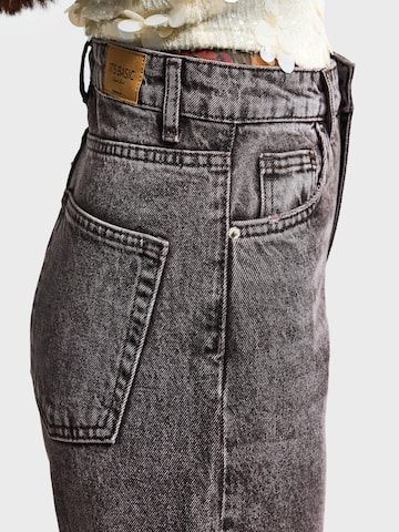 IT'S BASIC Regular Jeans 'EMMA STRAIGHT MID RISE JEANS' in Zwart