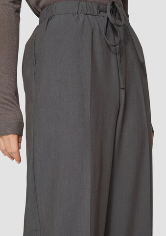 Wide leg Pantaloni con pieghe di QS in grigio