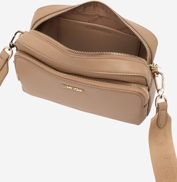 Calvin Klein Skuldertaske i beige