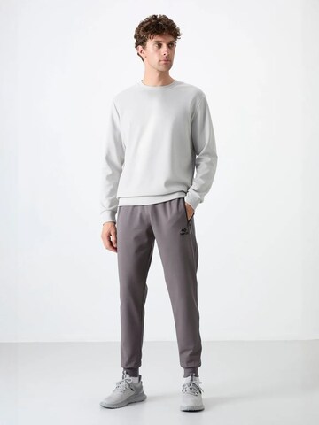 Tapered Pantaloni di Tommy Life in grigio