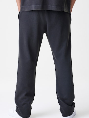 NEW ERA Свободный крой Штаны в Черный