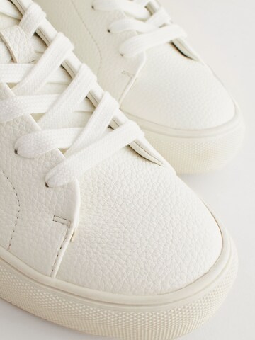 Next Låg sneaker i vit