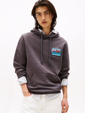 Tommy Jeans Collegepaita värissä musta