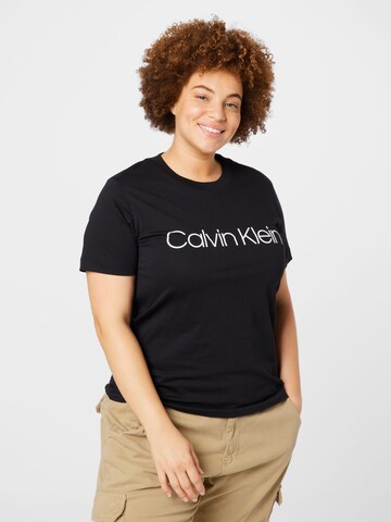 T-shirt Calvin Klein Curve en noir : devant