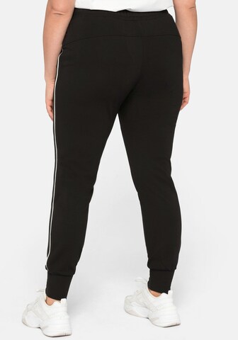 SHEEGO - Tapered Pantalón en negro