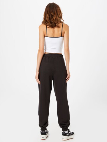 Public Desire - Tapered Pantalón 'GOTHIC' en negro