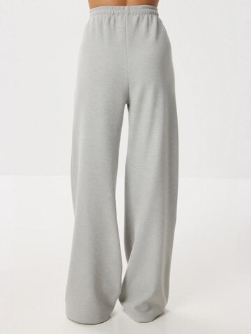 Wide leg Pantaloni 'Hose' di Happiness İstanbul in grigio