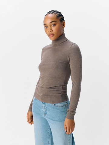 Pull-over 'OBJTHESS' OBJECT en marron : devant